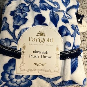 Parigold plush throw